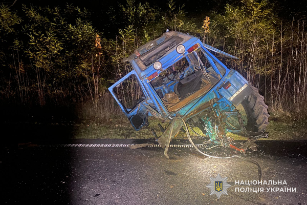 Volkswagen Transporter зіткнувся з трактором: є потерпілі в аварії на Чортківщині (ФОТО)