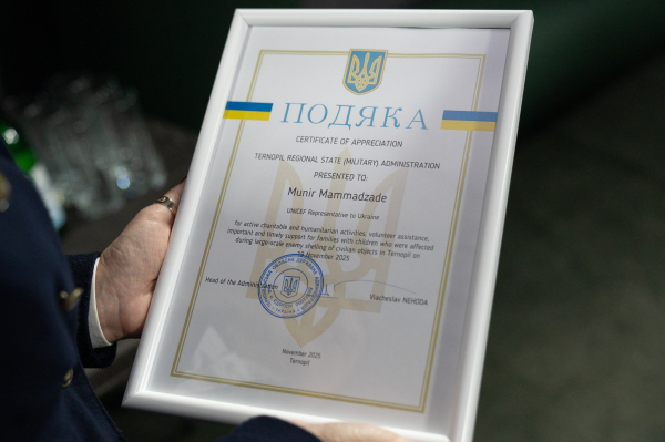 Міжнародні партнери відвідали місце ракетного удару в Тернополі та пообіцяли підтримку постраждалим родинам (фото)