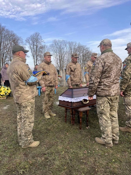 Навіки 37: у Великодедеркальській громаді попрощалися з воїном Андрієм Сосною, якого вважали зниклим безвісти (ФОТО)