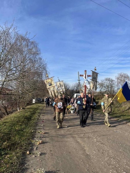 Навіки 37: у Великодедеркальській громаді попрощалися з воїном Андрієм Сосною, якого вважали зниклим безвісти (ФОТО)