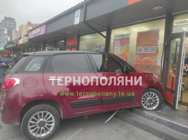 Жінка на червоному «Фіаті» врізалась у магазин «Копійочка» в Тернополі (ФОТО, ВІДЕО)