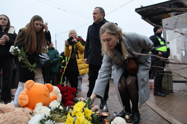 Британські дипломати відвідали місце ракетного удару в Тернополі (фото)