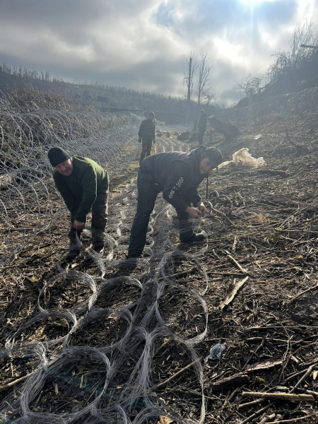 Тернополяни допомагали з облаштуванням оборонних рубежів на передовій (фото)