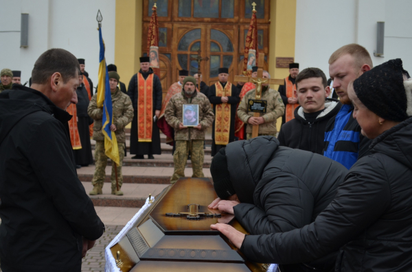 Рідні голосили над домовиною: на Чортківщину привезли тіло воїна Дмитра Бабкіна (фото)