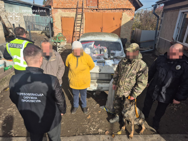 На Тернопільщині подружжя з сином збувало наркотики: вилучили зброю та гранату (фото)
