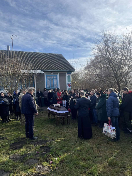 Навіки 37: у Великодедеркальській громаді попрощалися з воїном Андрієм Сосною, якого вважали зниклим безвісти (ФОТО)
