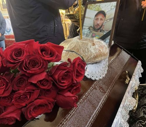 Навіки 37: у Великодедеркальській громаді попрощалися з воїном Андрієм Сосною, якого вважали зниклим безвісти (ФОТО)