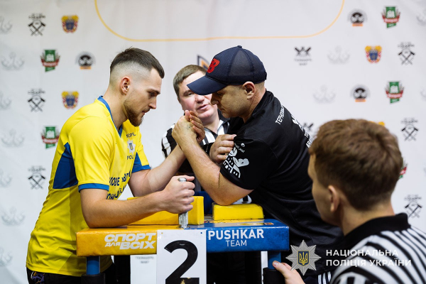 Сила рук: у Тернополі змагалися військові, ветерани та поліцейські