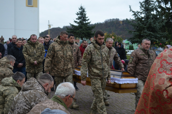 Рідні голосили над домовиною: на Чортківщину привезли тіло воїна Дмитра Бабкіна (фото)