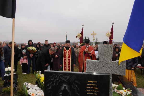 У Лозовій встановили пам’ятник Герою Віталію Німку, тіло якого досі не знайшли (фото)