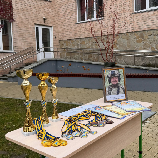 Школярі в Тернополі змагалися за перемогу у військово-спортивній естафеті, памʼяті Героя України Сергія Коновала (ФОТО)