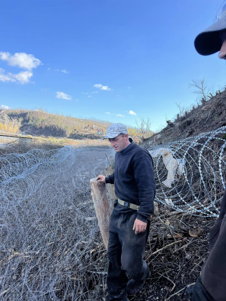 Тернополяни допомагали з облаштуванням оборонних рубежів на передовій (фото)
