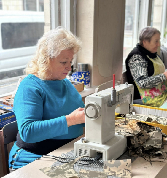 У Тернопільському міському територіальному центрі плетуть маскувальні сітки для військових (фото)