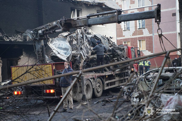 На спецлінію 102 від жителів Тернополя вже надійшло 288 повідомлень про зникнення рідних, пошкоджене майно та інші наслідки російської атаки (фото)