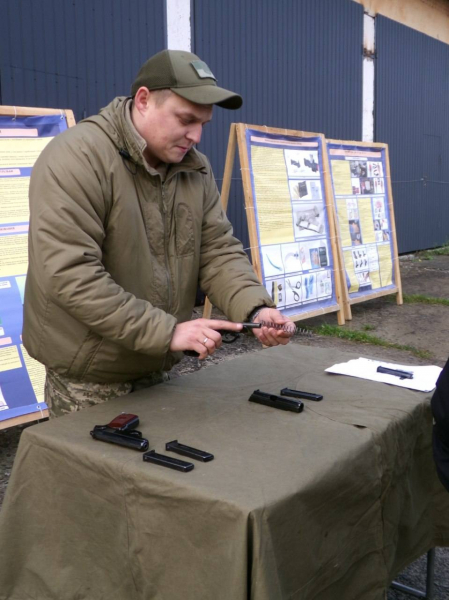 Тернополянам показали, як правильно поводитись зі зброєю (фото)