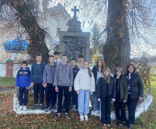 Школярі з Потуторського ліцею провели незвичний урок, який поєднали з прибиранням