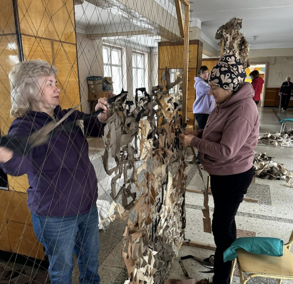 У Тернопільському міському територіальному центрі плетуть маскувальні сітки для військових (фото)