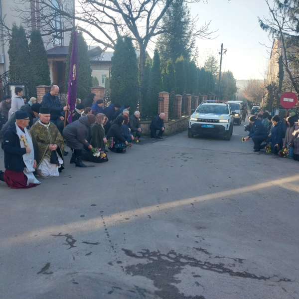 На колінах у Борщеві зустріли полеглого воїна Андрія Баб’юка (ФОТО)