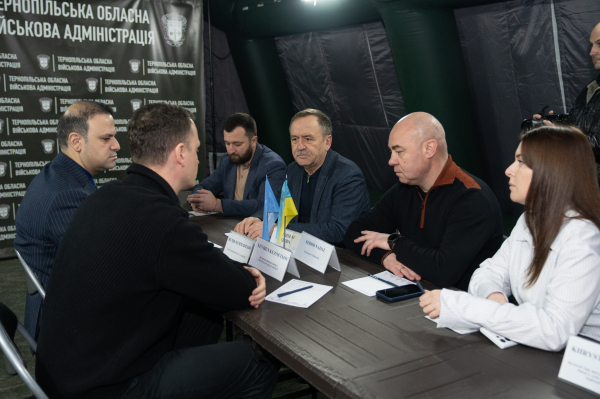 Міжнародні партнери відвідали місце ракетного удару в Тернополі та пообіцяли підтримку постраждалим родинам (фото)