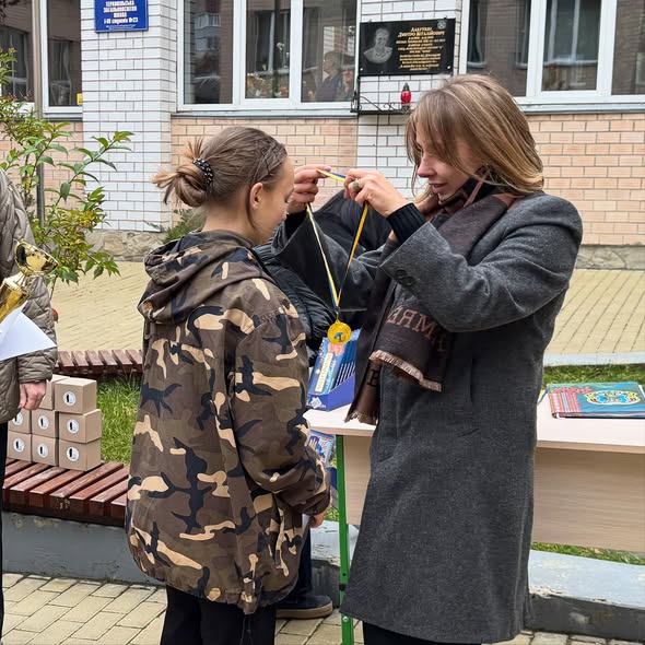 Школярі в Тернополі змагалися за перемогу у військово-спортивній естафеті, памʼяті Героя України Сергія Коновала (ФОТО)