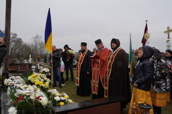 У Лозовій встановили пам’ятник Герою Віталію Німку, тіло якого досі не знайшли (фото)