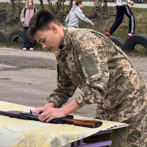 Школярі в Тернополі змагалися за перемогу у військово-спортивній естафеті, памʼяті Героя України Сергія Коновала (ФОТО)