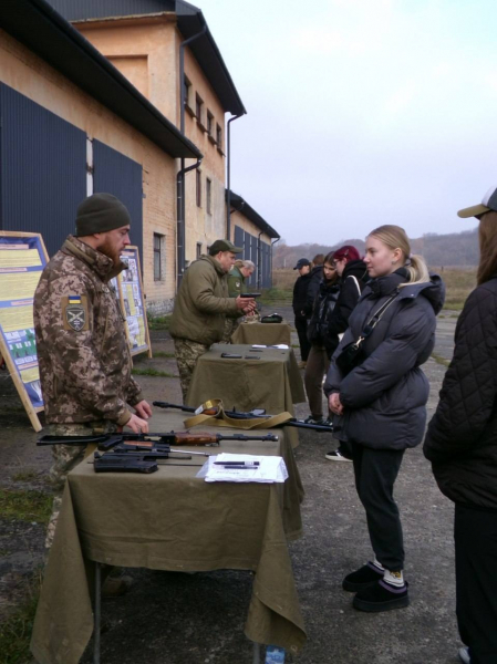 Тернополянам показали, як правильно поводитись зі зброєю (фото)