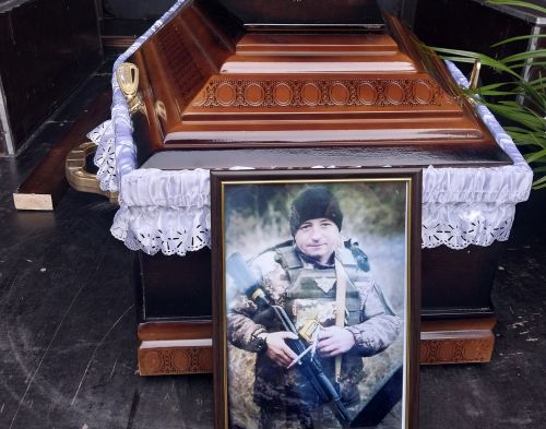 Навколішки у Борщівській громаді зустріли тіло полеглого Героя Володимира Ткача (ФОТО)