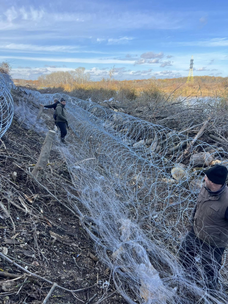 Тернополяни допомагали з облаштуванням оборонних рубежів на передовій (фото)