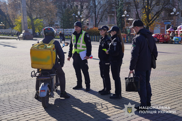 З водіями електросамокатів у Тернополі спілкуються поліцейські (ФОТО)