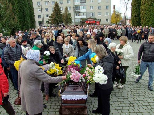 Шумськ у скорботі: попрощалися із захисником Віктором Летким (фото)