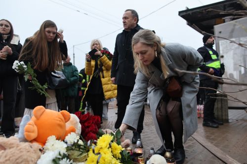 Британські дипломати відвідали місце ракетного удару в Тернополі (фото)