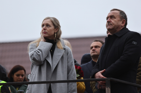 Британські дипломати відвідали місце ракетного удару в Тернополі (фото)