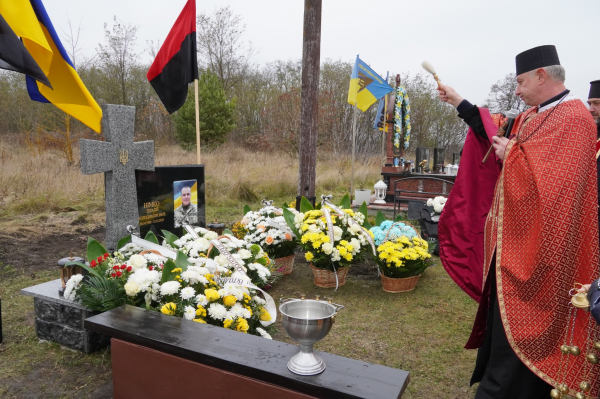 У Лозовій встановили пам’ятник Герою Віталію Німку, тіло якого досі не знайшли (фото)