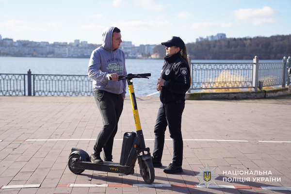 З водіями електросамокатів у Тернополі спілкуються поліцейські (ФОТО)