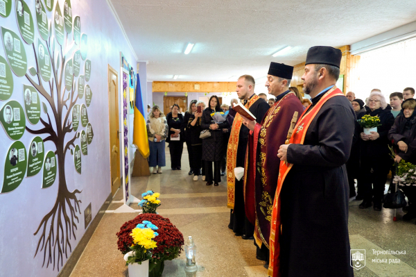 У Тернополі відкрили стелу пам’яті загиблим захисникам «Коріння пам’яті. Вони назавжди з нами» (фото)