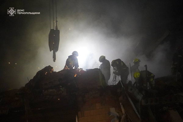 Рятувальники у Тернополі продовжують пошук людей під завалами багатоповерхівки (фото)