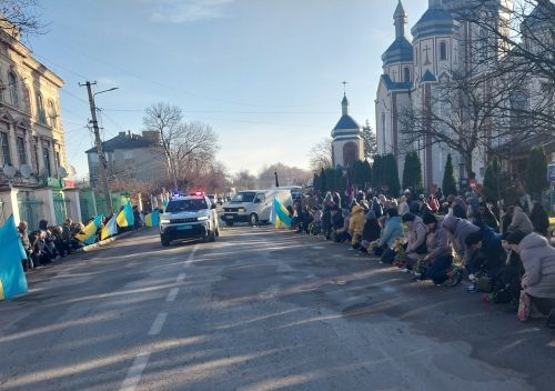 На колінах у Борщеві зустріли полеглого воїна Андрія Баб’юка (ФОТО)
