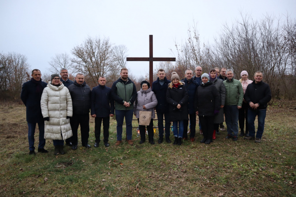 Іноземна делегація приїхала на могили поляків у Козівській громаді (фото)