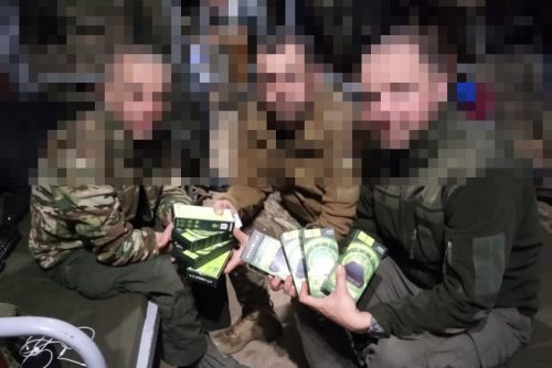 Повербанки та детектори дронів отримали воїни Нацгвардії від «Української команди» Тернопілля (фото)