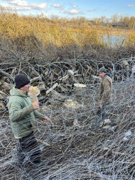 Тернополяни допомагали з облаштуванням оборонних рубежів на передовій (фото)