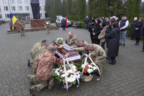 У Шумській громаді зустріли тіло загиблого захисника Романа Шупінського (фото)