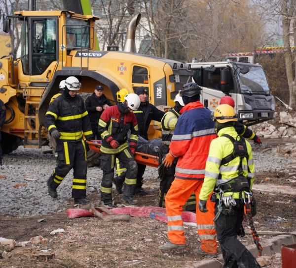 Рятувальники у Тернополі продовжують пошук людей під завалами багатоповерхівки (фото)