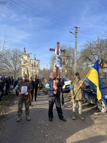 Навіки 37: у Великодедеркальській громаді попрощалися з воїном Андрієм Сосною, якого вважали зниклим безвісти (ФОТО)