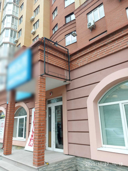 У Тернополі демонтували Рекламну вивіску на вул. Тарнавського у Тернополі (фото)