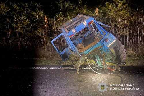 Volkswagen Transporter зіткнувся з трактором: є потерпілі в аварії на Чортківщині (ФОТО)