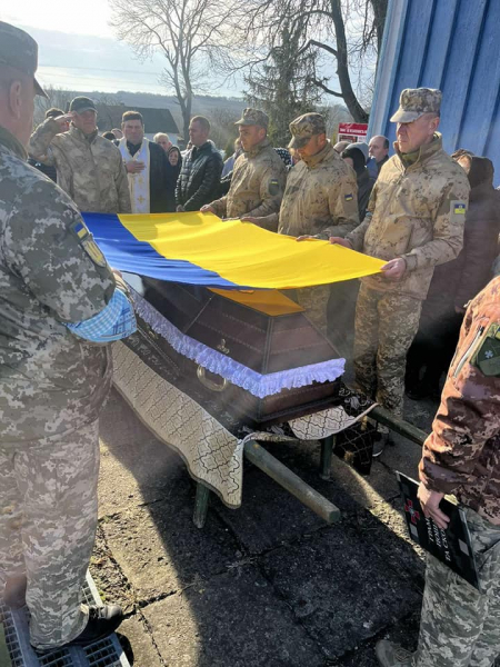 Навіки 37: у Великодедеркальській громаді попрощалися з воїном Андрієм Сосною, якого вважали зниклим безвісти (ФОТО)