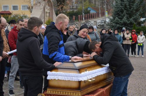 Рідні голосили над домовиною: на Чортківщину привезли тіло воїна Дмитра Бабкіна (фото)