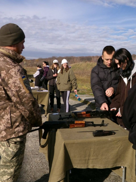 Тернополянам показали, як правильно поводитись зі зброєю (фото)