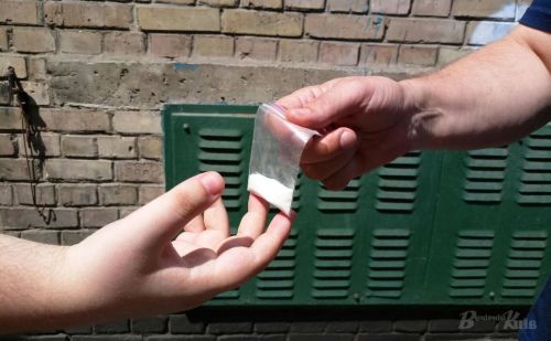 На Тернопільщині подружжя з сином збувало наркотики: вилучили зброю та гранату (фото)